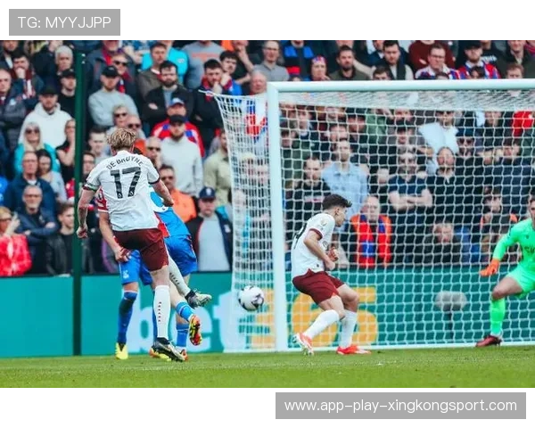 德布劳内精准半高球挑传令曼城获得绝佳射门点